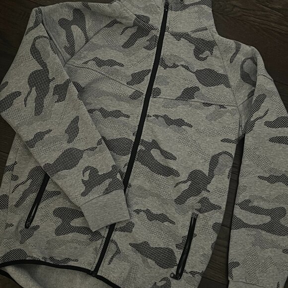 NEVER WORN. GREY CAMOUFLAGE TRACK SUIT SIZE LARGE. - Picture 2 of 7